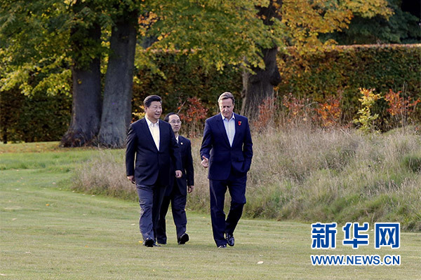 這是習(xí)近平與卡梅倫漫步草坪，邊走邊談。新華社記者 鞠鵬攝