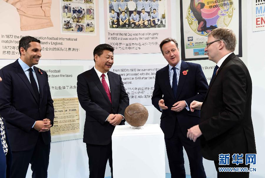 10月23日，國家主席習近平在英國首相卡梅倫陪同下，參觀曼徹斯特城市足球學院。 新華社記者 饒愛民 攝