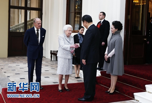 10月22日，國家主席習(xí)近平和夫人彭麗媛離開白金漢宮。離開前，英國女王伊麗莎白二世和丈夫菲利普親王專門前來同習(xí)近平夫婦親切話別。新華社記者 鞠鵬 攝