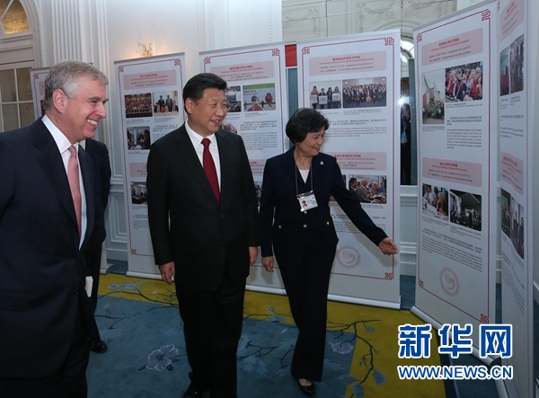10月22日，國(guó)家主席習(xí)近平在倫敦出席全英孔子學(xué)院和孔子課堂年會(huì)開幕式。這是習(xí)近平參觀全英孔子學(xué)院和孔子課堂成果圖片展。 新華社記者 龐興雷 攝