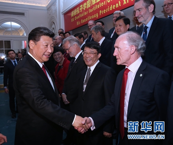 10月22日，國(guó)家主席習(xí)近平在倫敦出席全英孔子學(xué)院和孔子課堂年會(huì)開幕式。這是習(xí)近平同參加開幕式的嘉賓親切交談。 新華社記者 龐興雷 攝 