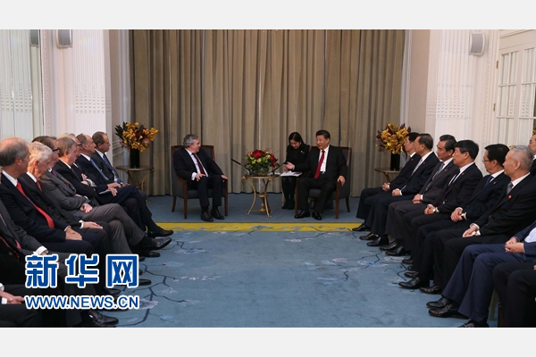 10月22日，國家主席習近平在倫敦集體會見英國前首相布朗等英國友人。新華社記者 龐興雷 攝 