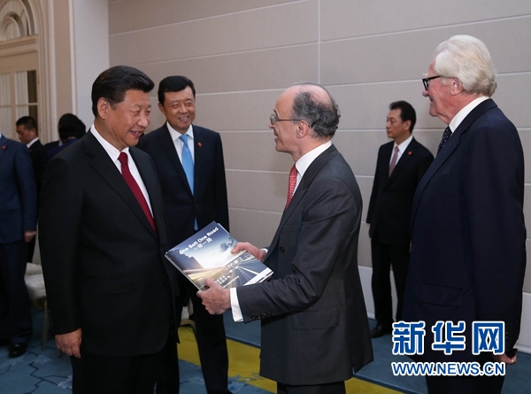 10月22日，國家主席習近平在倫敦集體會見英國前首相布朗等英國友人。新華社記者 龐興雷 攝 