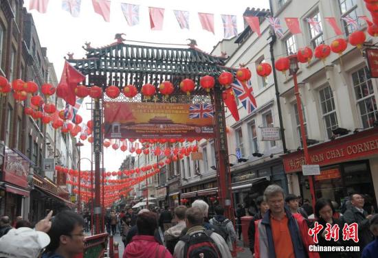 習近平主席訪問英國，倫敦唐人街掛出大紅燈籠和中英兩國國旗。 <a target='_blank' ><p  align=