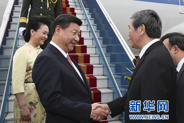 11月5日，中共中央總書記、國家主席習(xí)近平抵達(dá)越南首都河內(nèi)，開始對越南進(jìn)行國事訪問。這是越南高級官員到機(jī)場迎接習(xí)近平和夫人彭麗媛。新華社記者蘭紅光攝 