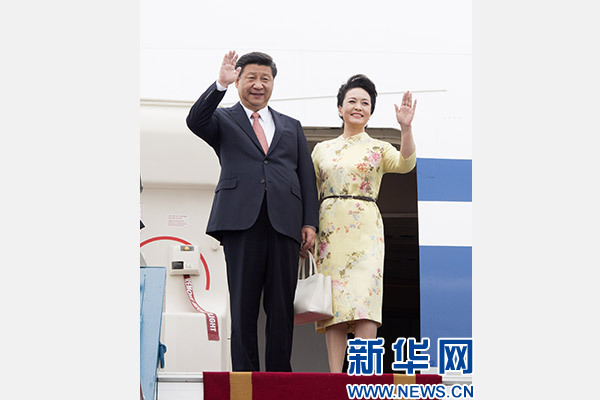 11月5日，中共中央總書記、國家主席習(xí)近平抵達(dá)越南首都河內(nèi)，開始對越南進(jìn)行國事訪問。這是習(xí)近平和夫人彭麗媛步出艙門向歡迎人群揮手致意。新華社記者 李學(xué)仁 攝