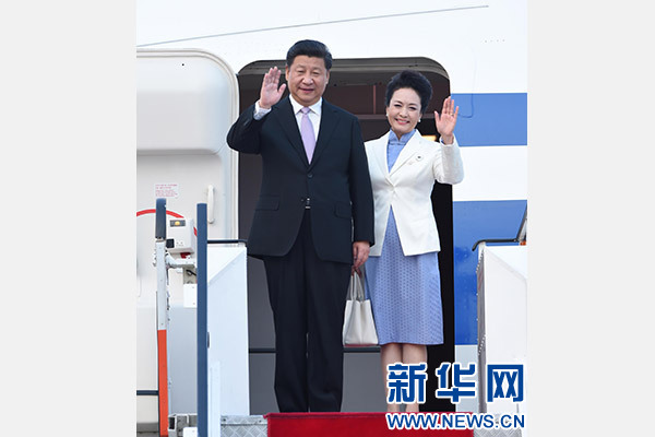 11月6日，國家主席習(xí)近平抵達(dá)新加坡，開始對新加坡進行國事訪問。這是習(xí)近平和夫人彭麗媛步出艙門。 新華社記者張鐸攝
