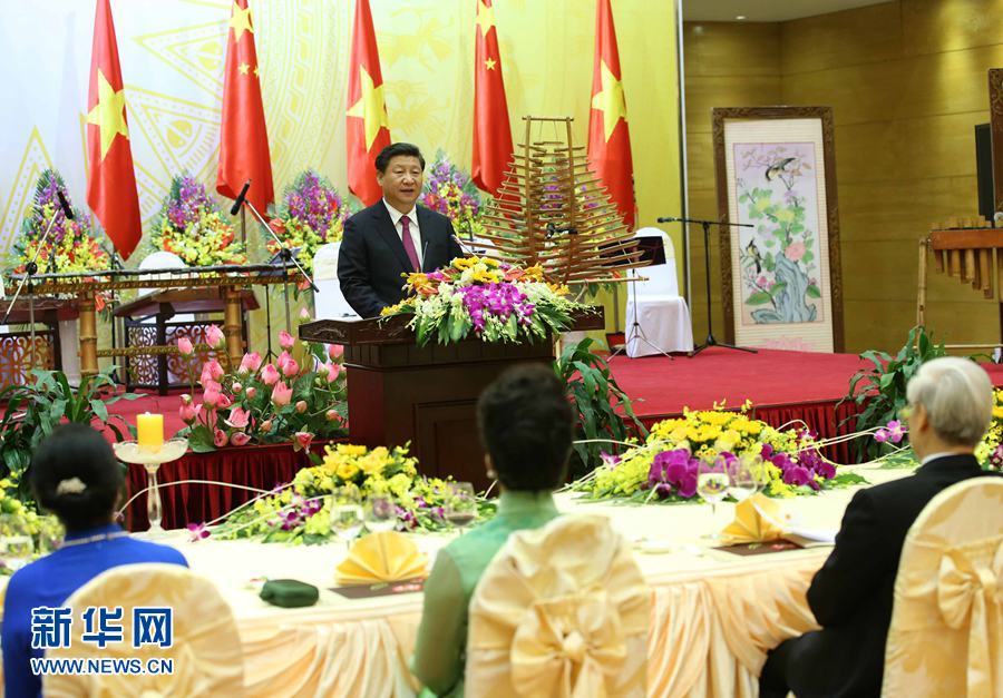 11月5日，中共中央總書記、國家主席習近平和夫人彭麗媛出席越共中央總書記阮富仲和越南國家主席張晉創(chuàng)在河內(nèi)國際會議中心舉行的盛大歡迎晚宴。新華社記者 龐興雷 攝 