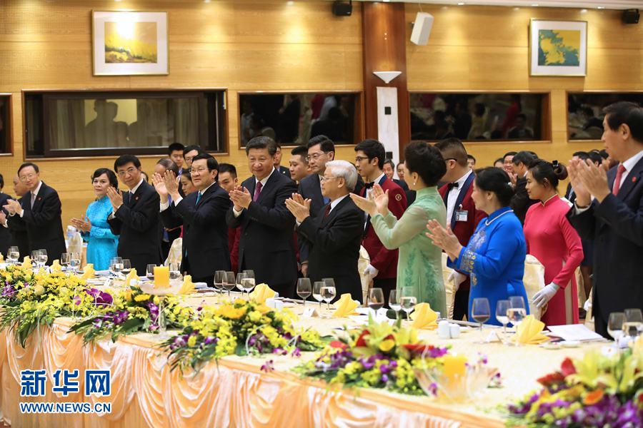11月5日，中共中央總書記、國家主席習近平和夫人彭麗媛出席越共中央總書記阮富仲和越南國家主席張晉創(chuàng)在河內(nèi)國際會議中心舉行的盛大歡迎晚宴。新華社記者 龐興雷 攝 