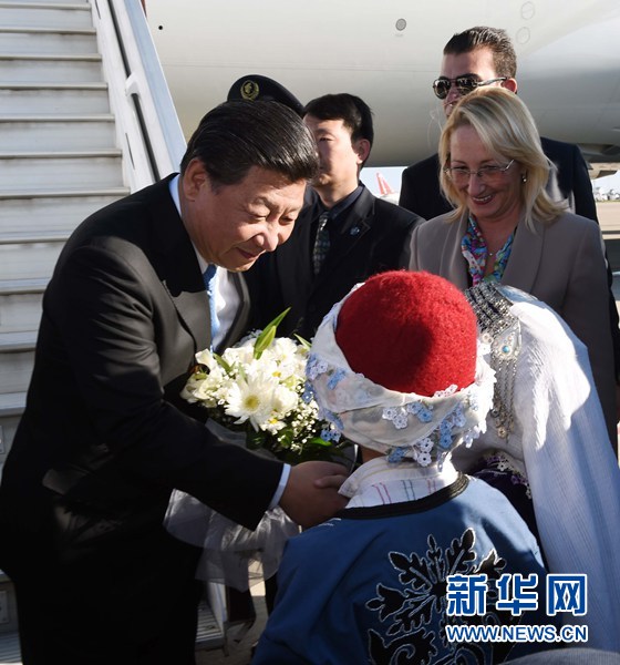 11月14日，國家主席習近平抵達土耳其安塔利亞，應(yīng)土耳其共和國總統(tǒng)埃爾多安邀請，出席二十國集團領(lǐng)導人第十次峰會。這是土耳其兒童向習近平主席獻花。新華社記者 饒愛民 攝 