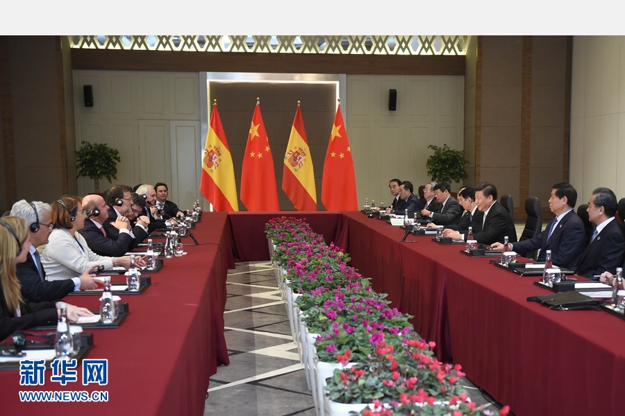11月16日，國家主席習(xí)近平在土耳其安塔利亞會(huì)見西班牙首相拉霍伊。 新華社記者 張鐸 攝