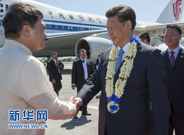 11月17日，國家主席習(xí)近平抵達(dá)菲律賓首都馬尼拉尼諾·阿基諾國際機(jī)場，出席即將舉行的亞太經(jīng)合組織第二十三次領(lǐng)導(dǎo)人非正式會議。菲律賓高級官員到機(jī)場迎接習(xí)近平主席。新華社記者李學(xué)仁攝