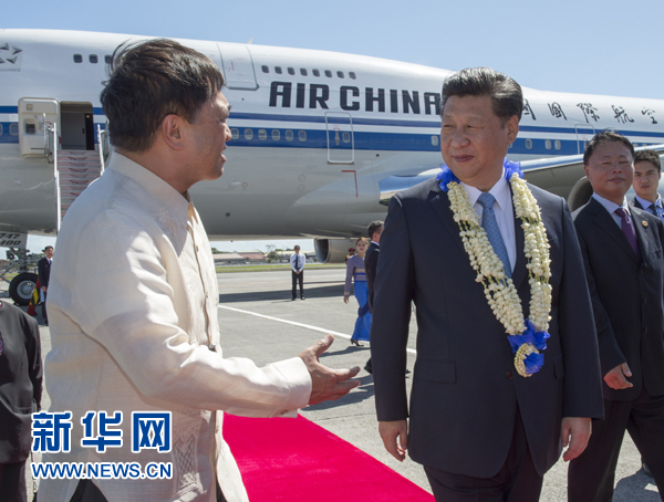 11月17日，國家主席習(xí)近平抵達(dá)菲律賓首都馬尼拉尼諾·阿基諾國際機(jī)場，出席即將舉行的亞太經(jīng)合組織第二十三次領(lǐng)導(dǎo)人非正式會議。菲律賓高級官員到機(jī)場迎接習(xí)近平主席。新華社記者李學(xué)仁攝