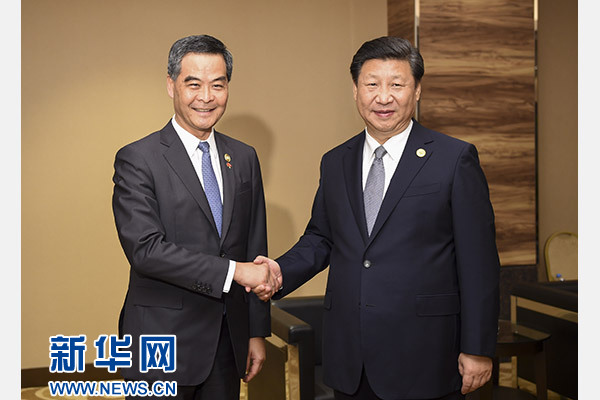 11月18日，國家主席習(xí)近平在菲律賓馬尼拉會(huì)見前來出席亞太經(jīng)合組織第二十三次領(lǐng)導(dǎo)人非正式會(huì)議的香港特別行政區(qū)行政長官梁振英。新華社記者謝環(huán)馳攝