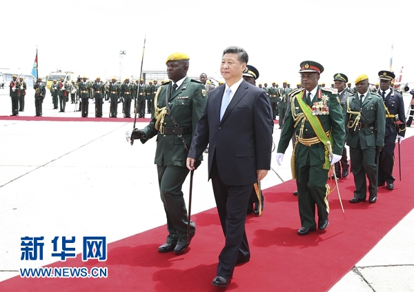 12月1日，中國國家主席習(xí)近平乘專機抵達津巴布韋首都哈拉雷，開始對津巴布韋進行國事訪問。津巴布韋總統(tǒng)穆加貝在機場舉行隆重歡迎儀式。這是習(xí)近平檢閱儀仗隊。新華社記者 黃敬文 攝 
