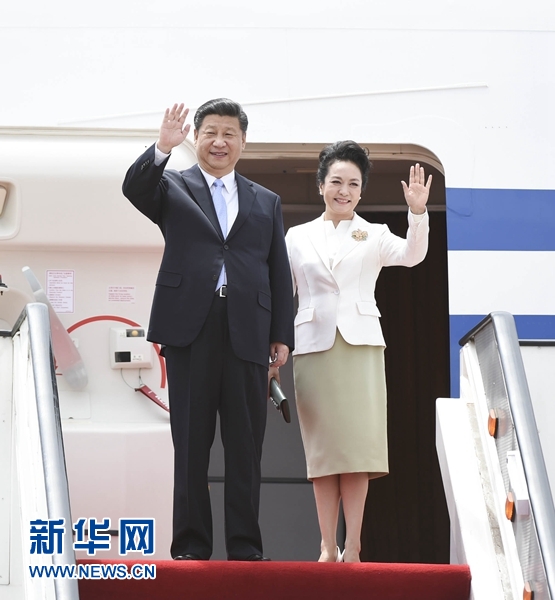 12月1日，中國國家主席習(xí)近平乘專機抵達津巴布韋首都哈拉雷，開始對津巴布韋進行國事訪問。津巴布韋總統(tǒng)穆加貝在機場舉行隆重歡迎儀式。這是習(xí)近平和夫人彭麗媛向歡迎人群揮手致意。新華社記者 謝環(huán)馳 攝 