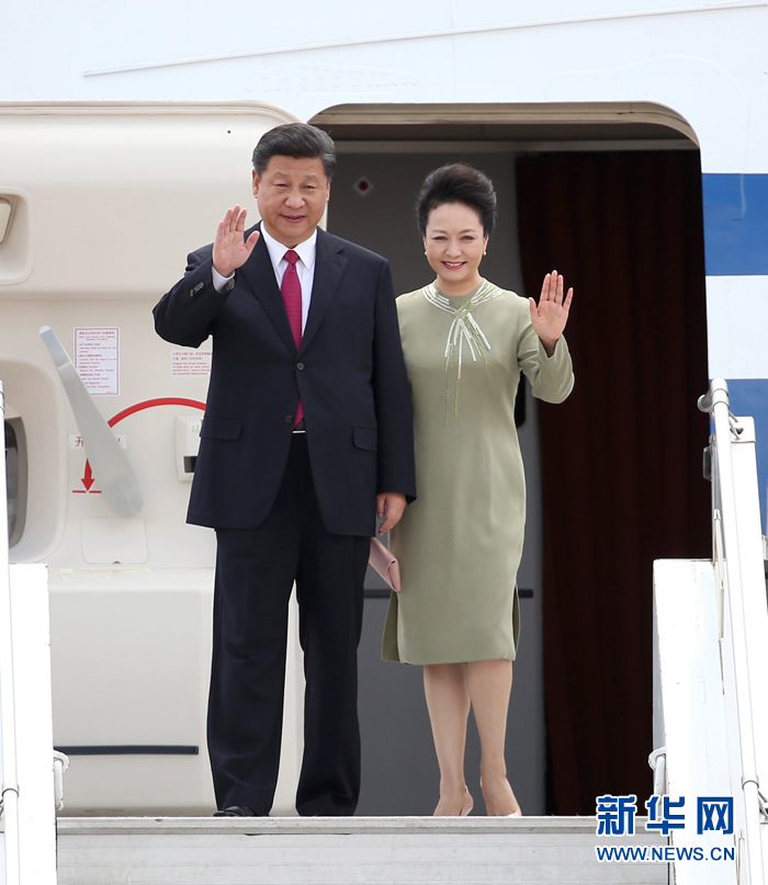 12月2日，國(guó)家主席習(xí)近平抵達(dá)南非首都比勒陀利亞，開始對(duì)南非進(jìn)行國(guó)事訪問(wèn)。這是習(xí)近平和夫人彭麗媛向歡迎人群揮手致意。新華社記者龐興雷攝