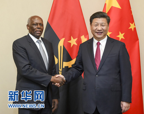 12月3日，國家主席習近平在約翰內(nèi)斯堡會見安哥拉總統(tǒng)多斯桑托斯。 新華社記者 謝環(huán)馳 攝