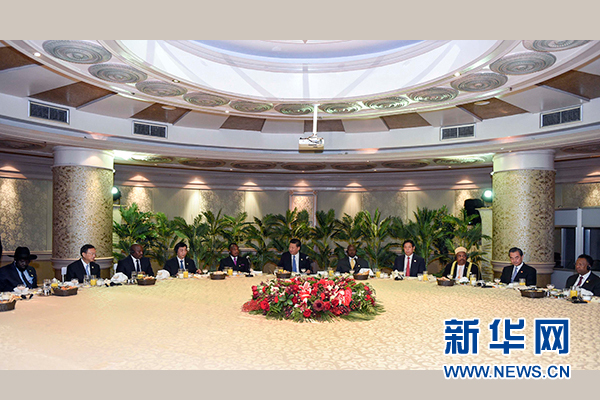 12月4日，國(guó)家主席習(xí)近平在約翰內(nèi)斯堡集體會(huì)見13位非洲國(guó)家領(lǐng)導(dǎo)人。 新華社記者 謝環(huán)馳 攝