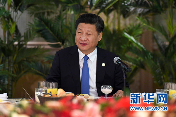 12月4日，國(guó)家主席習(xí)近平在約翰內(nèi)斯堡集體會(huì)見13位非洲國(guó)家領(lǐng)導(dǎo)人。 新華社記者 謝環(huán)馳 攝