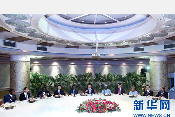 12月5日，國家主席習(xí)近平在約翰內(nèi)斯堡再次集體會(huì)見17位非洲國家領(lǐng)導(dǎo)人。 新華社記者 姚大偉 攝