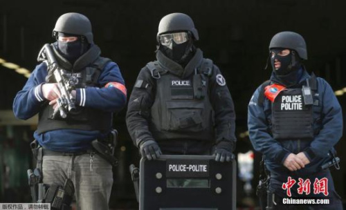 布魯塞爾全副武裝的警察。