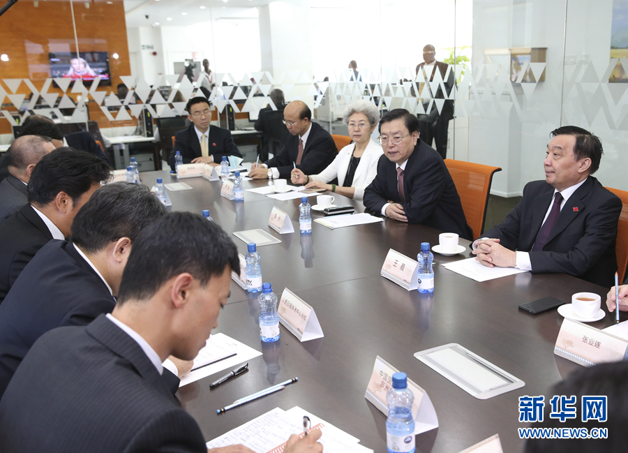 這是3月25日，張德江在肯尼亞首都內(nèi)羅畢考察中央電視臺(tái)非洲分臺(tái)并接見(jiàn)中央媒體駐非洲機(jī)構(gòu)負(fù)責(zé)人。 新華社記者馬占成攝