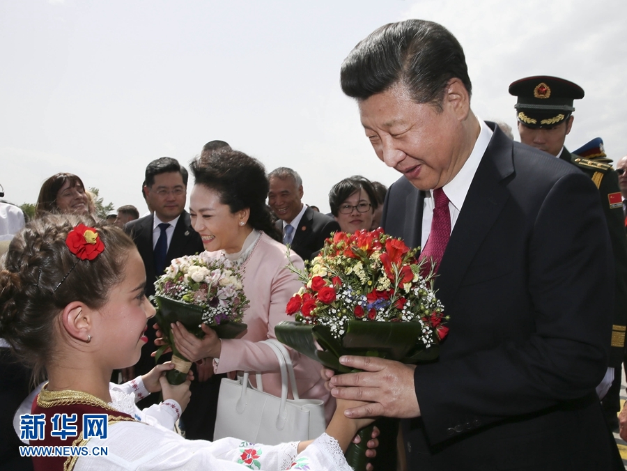  6月17日，國(guó)家主席習(xí)近平乘專機(jī)抵達(dá)貝爾格萊德，開始對(duì)塞爾維亞共和國(guó)進(jìn)行國(guó)事訪問。塞爾維亞少年兒童向習(xí)近平和夫人彭麗媛獻(xiàn)上鮮花。新華社記者 蘭紅光 攝 