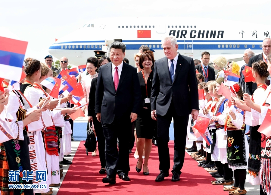 6月17日，國(guó)家主席習(xí)近平乘專機(jī)抵達(dá)貝爾格萊德，開始對(duì)塞爾維亞共和國(guó)進(jìn)行國(guó)事訪問。習(xí)近平和夫人彭麗媛在機(jī)場(chǎng)受到塞爾維亞總統(tǒng)尼科利奇夫婦的熱情迎接。新華社記者 饒愛民 攝