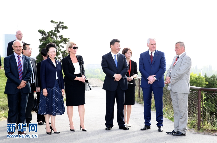 6月17日，中國國家主席習(xí)近平和夫人彭麗媛在塞爾維亞總統(tǒng)尼科利奇夫婦陪同下參觀具有悠久歷史的貝爾格萊德卡萊梅格丹公園。 新華社記者 馬占成 攝