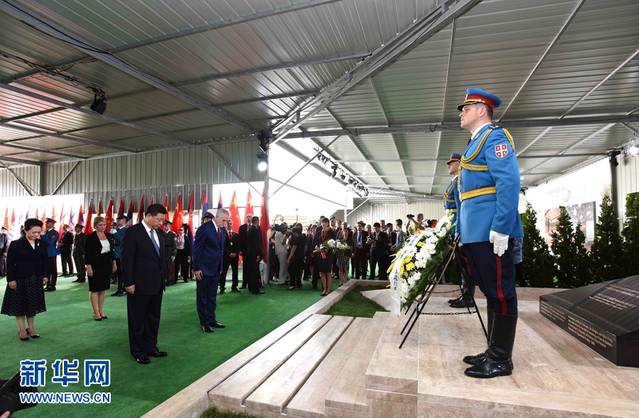當地時間6月17日下午，剛剛抵達貝爾格萊德開始對塞爾維亞進行國事訪問的國家主席習近平和夫人彭麗媛，第一場活動就是前往中國駐南聯(lián)盟被炸使館舊址，憑吊在使館被炸事件中英勇犧牲的邵云環(huán)、許杏虎和朱穎3位烈士。新華社記者 饒愛民 攝 