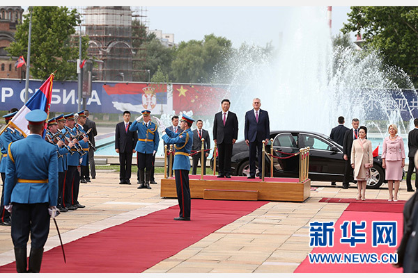  6月18日，國(guó)家主席習(xí)近平出席塞爾維亞總統(tǒng)尼科利奇在貝爾格萊德舉行的隆重歡迎儀式。 新華社記者馬占成攝