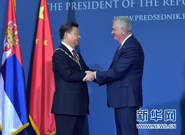 6月18日，國家主席習近平在貝爾格萊德同塞爾維亞總統(tǒng)尼科利奇舉行會談。會談后，尼科利奇向習近平授予塞爾維亞最高級別勛章“共和國一級榮譽勛章”，感謝習近平為中塞關系發(fā)展作出的杰出貢獻。新華社記者 李濤 攝 