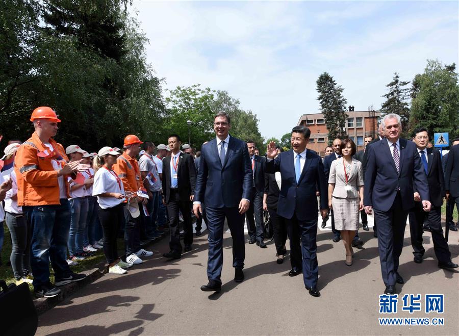 6月19日上午，國(guó)家主席習(xí)近平在貝爾格萊德參觀河鋼集團(tuán)塞爾維亞斯梅代雷沃鋼廠。習(xí)近平抵達(dá)時(shí)，塞爾維亞總統(tǒng)尼科利奇、總理武契奇在停車(chē)處熱情迎接。鋼廠工人和家屬、當(dāng)?shù)厥忻駭?shù)千人夾道歡迎。新華社記者 饒愛(ài)民 攝