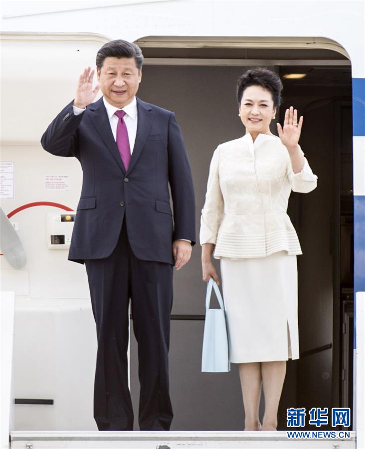 6月19日，國家主席習(xí)近平抵達(dá)華沙，開始對波蘭共和國進(jìn)行國事訪問。這是習(xí)近平和夫人彭麗媛步出艙門。 新華社記者 謝環(huán)馳 攝 