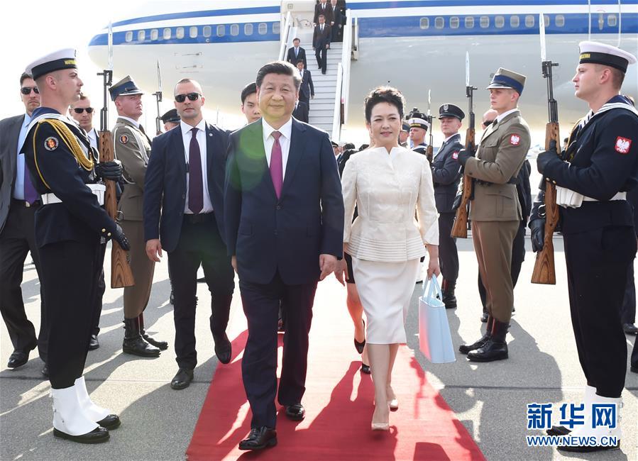 6月19日，國家主席習(xí)近平抵達(dá)華沙，開始對波蘭共和國進(jìn)行國事訪問。這是習(xí)近平和夫人彭麗媛走下飛機(jī)。 新華社記者 饒愛民 攝