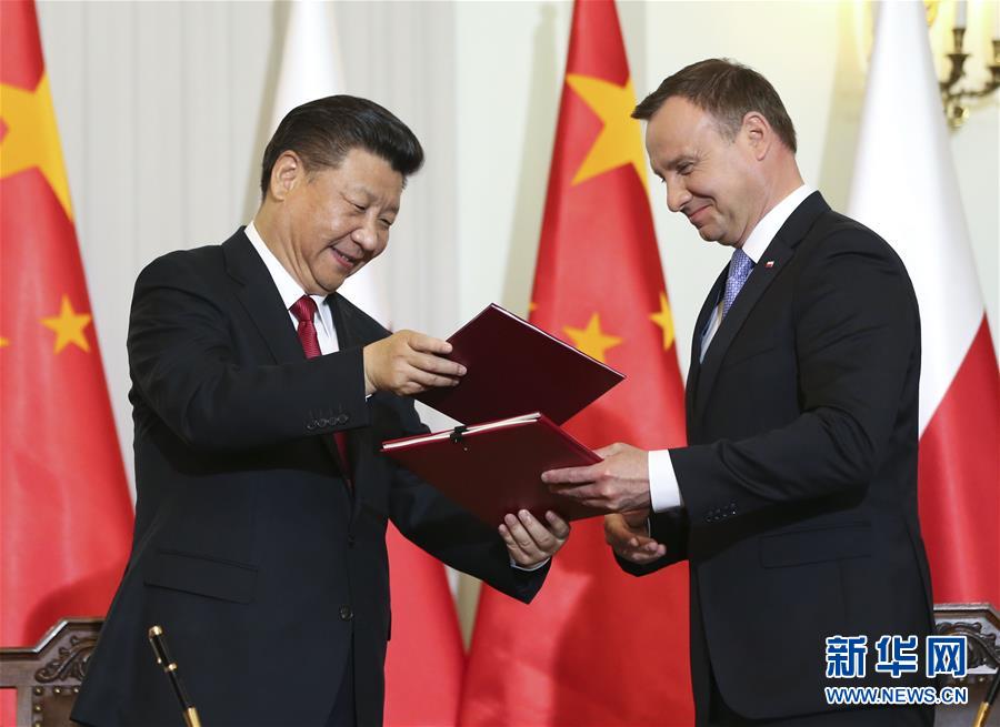6月20日，國家主席習近平在華沙同波蘭總統(tǒng)杜達舉行會談。這是會談后，兩國元首共同簽署《中華人民共和國和波蘭共和國關(guān)于建立全面戰(zhàn)略伙伴關(guān)系的聯(lián)合聲明》。新華社記者蘭紅光攝