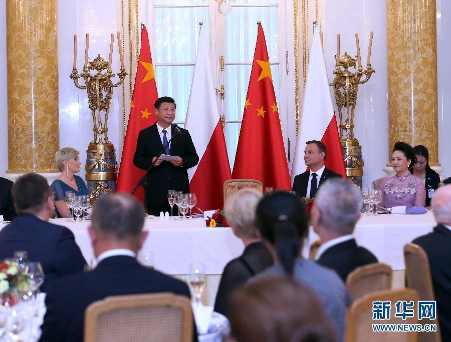 6月20日，國(guó)家主席習(xí)近平出席波蘭總統(tǒng)杜達(dá)在華沙王宮舉行的盛大歡迎晚宴。 新華社記者 劉衛(wèi)兵 攝