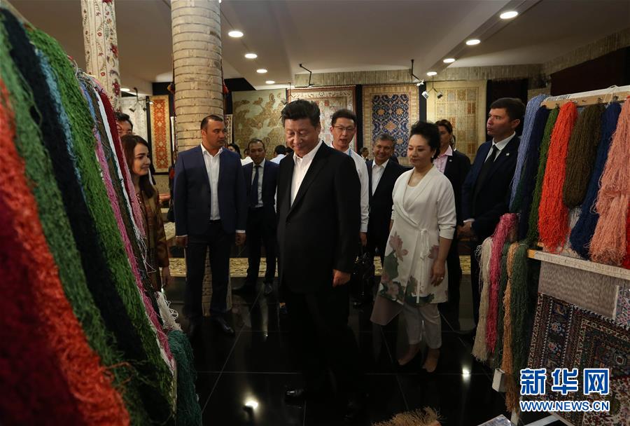 6月21日下午，正在對烏茲別克斯坦進行國事訪問的國家主席習近平在烏茲別克斯坦總理米爾濟約耶夫陪同下，來到布哈拉古城參觀這座被稱為“絲綢之路活化石”的歷史文化名城。這是習近平和夫人彭麗媛參觀一家地毯和絲綢作坊。新華社記者蘭紅光攝