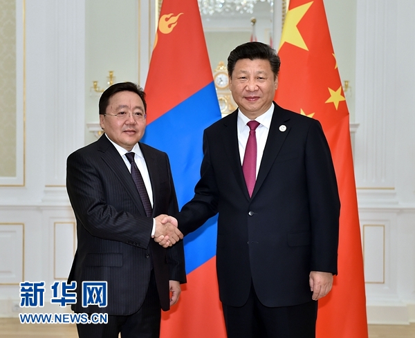 6月23日，國(guó)家主席習(xí)近平在塔什干會(huì)見(jiàn)蒙古國(guó)總統(tǒng)額勒貝格道爾吉。 新華社記者李濤攝