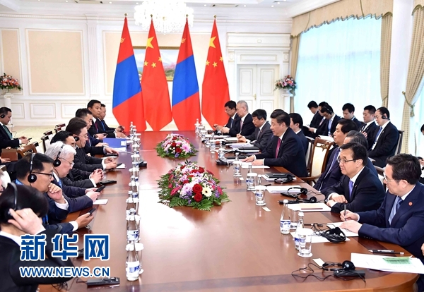 6月23日，國(guó)家主席習(xí)近平在塔什干會(huì)見(jiàn)蒙古國(guó)總統(tǒng)額勒貝格道爾吉。 新華社記者李濤攝
