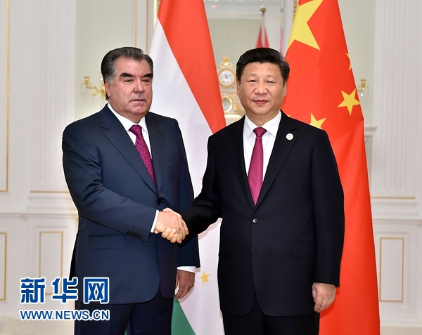 6月23日，國(guó)家主席習(xí)近平在塔什干會(huì)見(jiàn)塔吉克斯坦總統(tǒng)拉赫蒙。新華社記者李濤攝