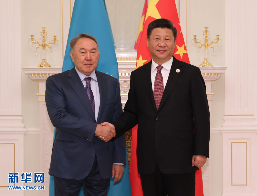  6月24日，國(guó)家主席習(xí)近平在塔什干會(huì)見(jiàn)哈薩克斯坦總統(tǒng)納扎爾巴耶夫。 新華社記者 蘭紅光 攝 