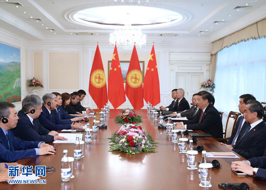 6月24日，國(guó)家主席習(xí)近平在烏茲別克斯坦塔什干會(huì)見(jiàn)吉爾吉斯斯坦總統(tǒng)阿坦巴耶夫。 新華社記者 馬占成 攝