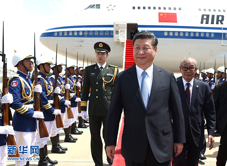 10月13日，國(guó)家主席習(xí)近平乘專(zhuān)機(jī)抵達(dá)金邊國(guó)際機(jī)場(chǎng)，開(kāi)始對(duì)柬埔寨王國(guó)進(jìn)行國(guó)事訪問(wèn)。柬埔寨副首相兼王宮事務(wù)大臣貢桑奧親王和夏卡朋親王、阿倫公主等在舷梯旁熱情迎接習(xí)近平主席。新華社記者　謝環(huán)馳　攝