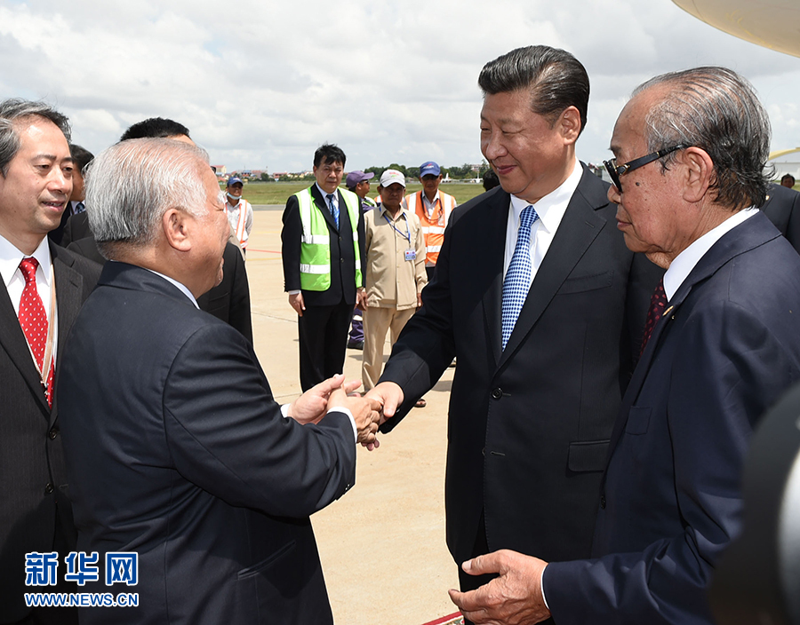 10月13日，國(guó)家主席習(xí)近平乘專(zhuān)機(jī)抵達(dá)金邊國(guó)際機(jī)場(chǎng)，開(kāi)始對(duì)柬埔寨王國(guó)進(jìn)行國(guó)事訪問(wèn)。柬埔寨副首相兼王宮事務(wù)大臣貢桑奧親王和夏卡朋親王、阿倫公主等在舷梯旁熱情迎接習(xí)近平主席。新華社記者　謝環(huán)馳　攝