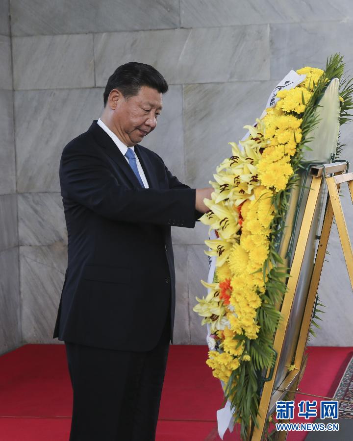 10月13日，國(guó)家主席習(xí)近平在金邊同柬埔寨首相洪森舉行會(huì)談。會(huì)談前，習(xí)近平向柬埔寨獨(dú)立紀(jì)念碑獻(xiàn)花圈。 新華社記者丁林?jǐn)z 