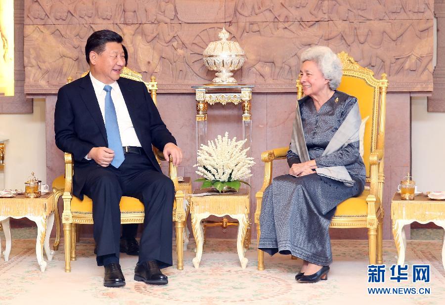 10月13日，國(guó)家主席習(xí)近平在金邊看望柬埔寨太后莫尼列。新華社記者姚大偉攝 