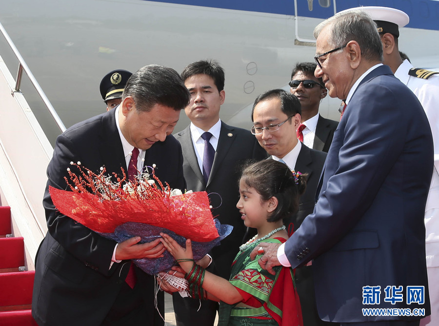 10月14日，國家主席習(xí)近平抵達(dá)達(dá)卡，開始對孟加拉人民共和國進行國事訪問。這是習(xí)近平接受孟加拉國兒童獻(xiàn)花。 新華社記者 蘭紅光 攝