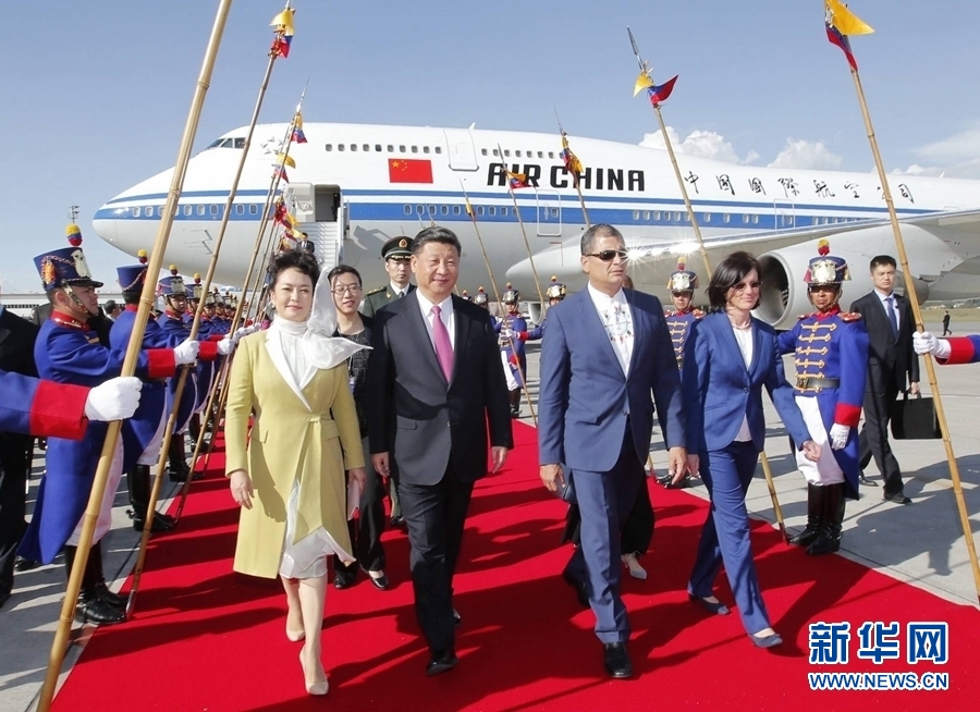 當(dāng)?shù)貢r間11月17日，國家主席習(xí)近平乘專機抵達(dá)基多，開始對厄瓜多爾共和國進(jìn)行國事訪問。厄瓜多爾總統(tǒng)科雷亞和夫人馬勒布等在機場熱情迎接習(xí)近平和夫人彭麗媛。新華社記者 鞠鵬 攝 